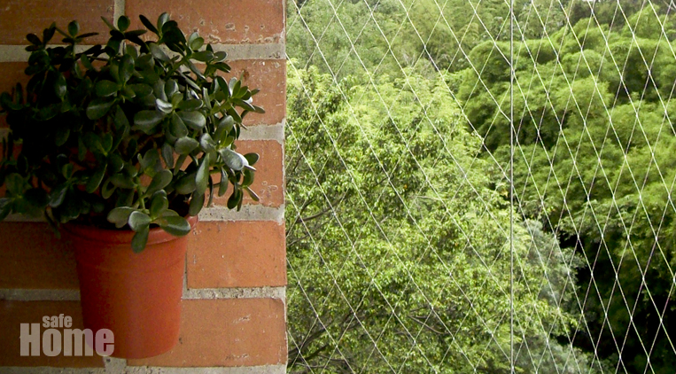 Malla de seguridad con plantas decorativas