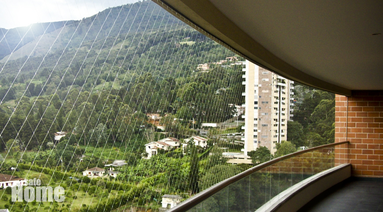 Malla en balcón panorámico con vista a montañas